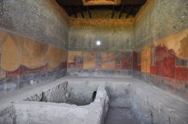 Pompeii antik Roma şehrindeki arkeolojik alanın kalıntıları, İtalya 'nın Pompeii kentinde MS 79 yılında Vesuvius Dağı' nın patlamasında volkanik küllerin altına gömüldü.