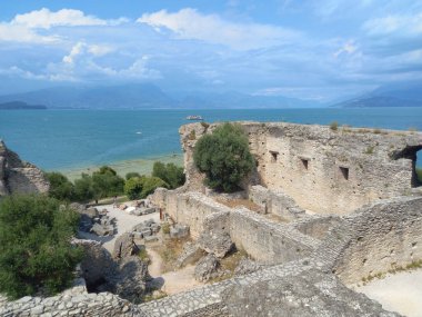 Grotte di Catullo çeviri: Catullus Grottoes Sirmione, İtalya
