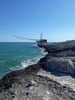 İtalya, Vieste 'deki Trabucco Gargano balıkçılık makinası kulesi
