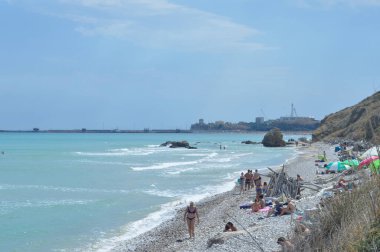 VİESTE, İTALYA - CRCA AĞUSTust 2020: Yazın güney İtalya plajı ve denizi