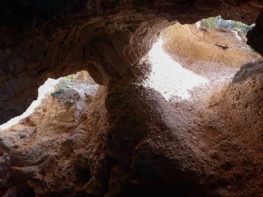 İtalya, Vieste 'deki beyaz kayalıklar ve deniz mağaraları