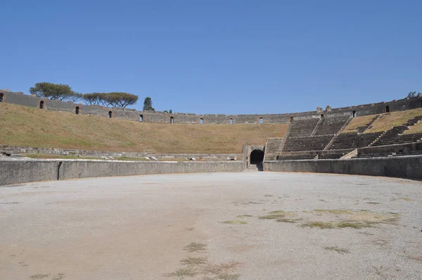 ポンペイの79 Adでヴェスヴィオ火山の噴火で火山灰の下に埋葬されたポンペイの古代ローマの都市の円形劇場の遺跡 — ストック写真