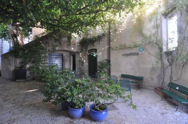 GARDA Gölü, İtalya - CIRCA AĞUSTOS 2021 Punta San Vigilio Manzarası
