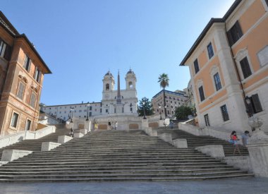 ROME, ITALY - CIRCA AĞOSTOS 2020: Santissima Trinita dei Monti Kilisesi ve İspanyol Merdivenleri