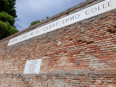 RECANATI, ITALY - CIRCA AUGust 2020: Sempre caro mi fu quest 'ermo colle (çeviri: bu yalnız tepe benim için her zaman çok değerliydi) şair Giacomo Leopardi' nin Tabor Dağı 'ndaki sözü