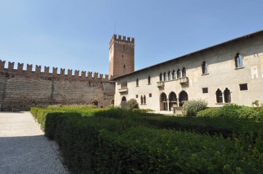 VERONA, İtalya - CIRCA AĞUSTust 2021: Castelvecchio Müzesi Mimar Carlo Scarpa tarafından Castelvecchio kalesinde tasarlandı