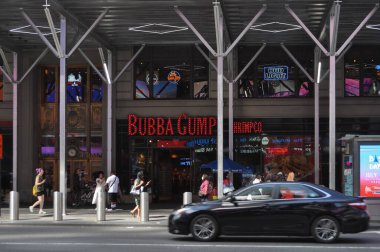 NEW YORK, ABD - CIRCA HAZİRAN 2022: Times Meydanı Manhattan 'da Broadway ve Yedinci Cadde kavşağında