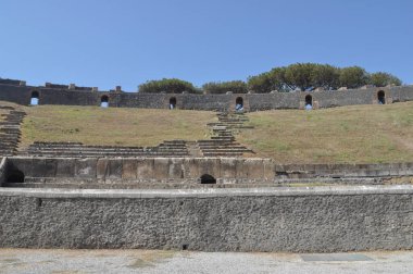 Pompeii antik Roma şehrindeki amfitiyatronun kalıntıları M.S. 79 'da Pompeii' de Vesuvius Dağı 'nın patlamasında volkanik küllerin altına gömüldü.