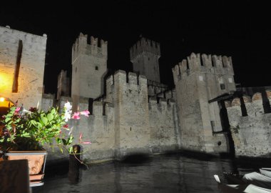 Castello Scaligero çeviri: Scala Castle Sirmione, İtalya