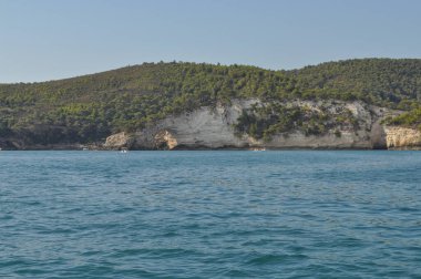 İtalya, Vieste 'de denizden görülen beyaz kayalıklar