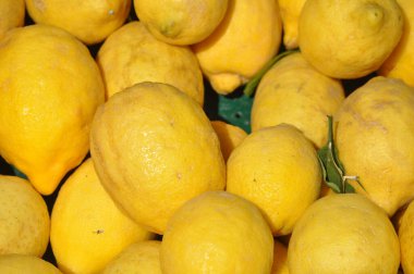 Sarı limon bilimsel adı Citrus limon vejetaryen meyve