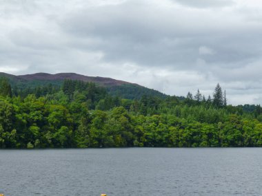 Pitlochry Gölü manzarası, İskoçya, İngiltere