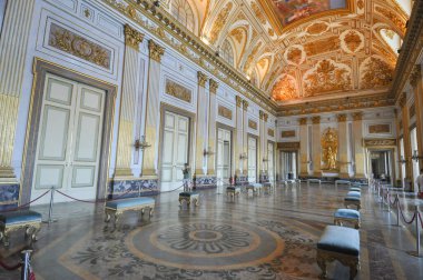 CASERTA, İtalya - CIRCA AĞUSTOS 2020: Kraliyet Sarayı namı diğer Reggia iç görünümü