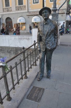 TRIESTE, İtalya - CIRCA MARCH 2023: Heykeltıraş Nino Spagnoli tarafından yapılan James Joyce heykeli