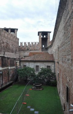 VERONA, İtalya - CIRCA AĞUSTust 2021: Castelvecchio Müzesi Mimar Carlo Scarpa tarafından Castelvecchio kalesinde tasarlandı