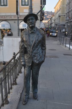 TRIESTE, İtalya - CIRCA MARCH 2023: Heykeltıraş Nino Spagnoli tarafından yapılan James Joyce heykeli