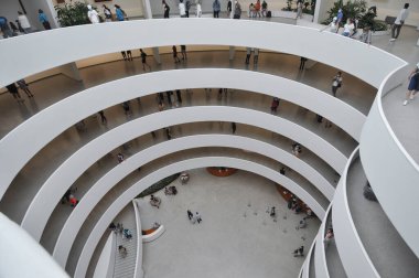 NEW YORK, ABD - CIRCA HAZİRAN 2022: Frank Lloyd Wright tarafından tasarlanan Guggenheim Müzesi