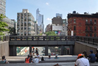 NEW YORK, ABD - CIRCA HAZİRAN 2022: High Line eski bir Central Railroad tren yolu üzerindeki doğrusal parkı yükseltti