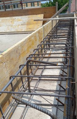 İnşaat alanındaki çatı inşaatında güçlendirilmiş beton kaldırım