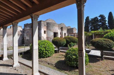 Pompeii antik Roma şehrindeki arkeolojik alanın kalıntıları, İtalya 'nın Pompeii kentinde MS 79 yılında Vesuvius Dağı' nın patlamasında volkanik küllerin altına gömüldü.