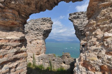 Grotte di Catullo çeviri: Catullus Grottoes Sirmione, İtalya