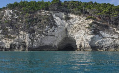İtalya, Vieste 'deki beyaz kayalıklar ve deniz mağaraları