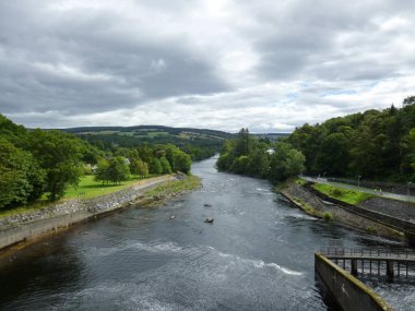 Pitlochry, İngiltere 'deki somon merdiveni manzarası.