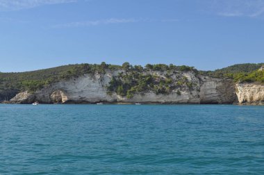 İtalya, Vieste 'de denizden görülen beyaz kayalıklar