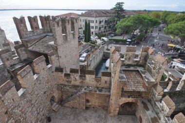 SIRMION, İTALYA - 25 AĞUSTOS 2021 Castello Scaligero çeviri Scala Castle