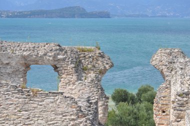 Grotte di Catullo çeviri: Catullus Grottoes Sirmione, İtalya