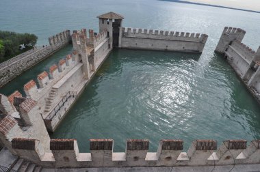 Castello Scaligero çeviri: Scala Castle Sirmione, İtalya