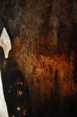 Grotta dev çevirisi İtalya, Trieste 'deki dev mağara