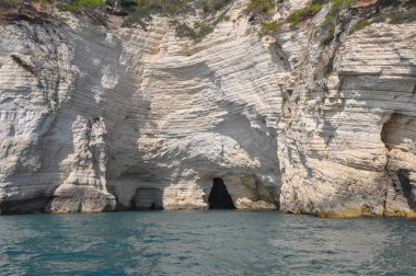 İtalya, Vieste 'de denizden görülen beyaz kayalıklar