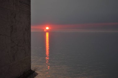 Sahilden deniz kenarında gün batımı