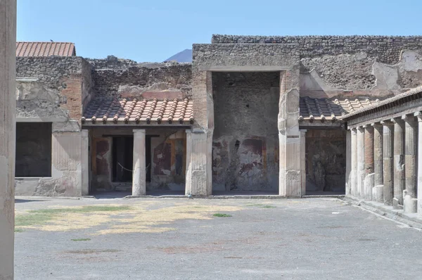 Pompeii antik Roma şehrindeki arkeolojik alanın kalıntıları, İtalya 'nın Pompeii kentinde MS 79 yılında Vesuvius Dağı' nın patlamasında volkanik küllerin altına gömüldü.