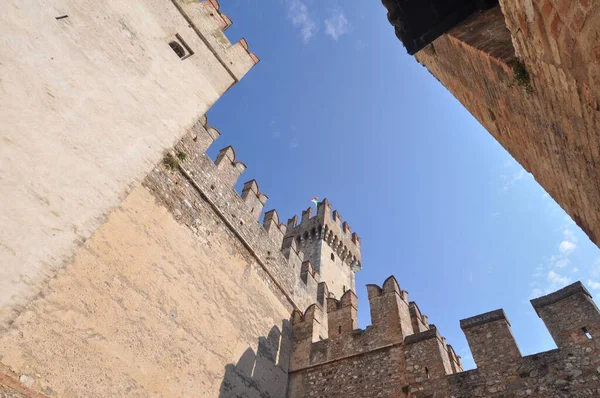 Замок Кастро Скалигеро Итальянском Городе Омионе — стоковое фото