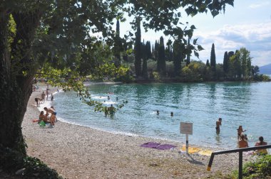 GARDA Gölü, İtalya - 25 Ağustos 2021 Punta San Vigilio manzarası