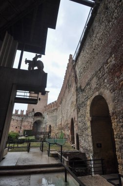 VERONA, İtalya - 27 Ağustos 2021 Castelvecchio Müzesi Mimar Carlo Scarpa tarafından Castelvecchio kalesinde tasarlandı