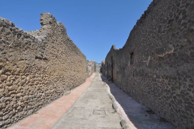 Pompeii antik Roma şehrindeki arkeolojik alanın kalıntıları, İtalya 'nın Pompeii kentinde MS 79 yılında Vesuvius Dağı' nın patlamasında volkanik küllerin altına gömüldü.