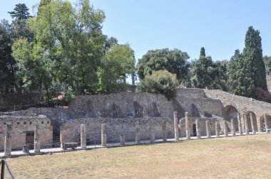 Pompeii antik Roma şehrindeki arkeolojik alanın kalıntıları, İtalya 'nın Pompeii kentinde MS 79 yılında Vesuvius Dağı' nın patlamasında volkanik küllerin altına gömüldü.