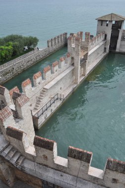 Castello Scaligero çeviri: Scala Castle Sirmione, İtalya