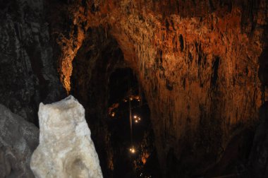 Grotta dev çevirisi İtalya, Trieste 'deki dev mağara