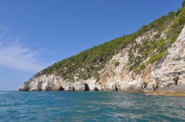 İtalya, Vieste 'de denizden görülen beyaz kayalıklar
