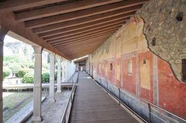 Pompeii antik Roma şehrindeki arkeolojik alanın kalıntıları, İtalya 'nın Pompeii kentinde MS 79 yılında Vesuvius Dağı' nın patlamasında volkanik küllerin altına gömüldü.