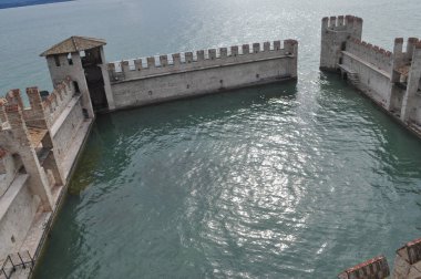 Castello Scaligero çeviri: Scala Castle Sirmione, İtalya