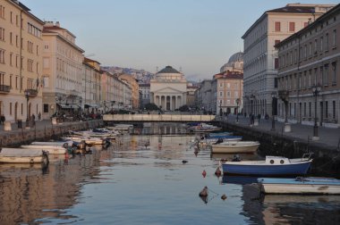 TRIESTE, İTALYA - 21 Mart 2023: liman manzarası