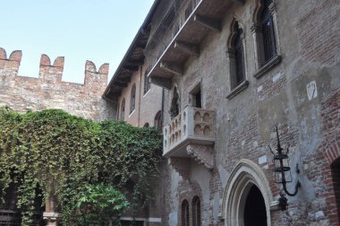 VERONA, ITALY - 26 AĞUSTOS 2021: Balkonlu Juliet Capulet Hanesi Giulietta Capuleti William Shakespeare 'in aşk trajedisi Romeo ve Juliet' in ünlü filmi