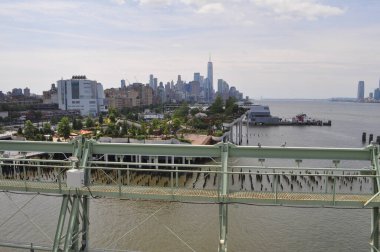NEW YORK, ABD - 09 Temmuz 2022: 55. İskele 'deki Küçük Ada Suni Ada Parkı