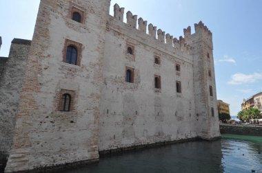 Castello Scaligero çeviri: Scala Castle Sirmione, İtalya