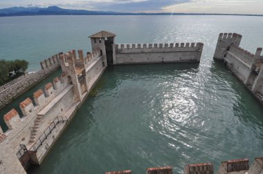 Castello Scaligero çeviri: Scala Castle Sirmione, İtalya